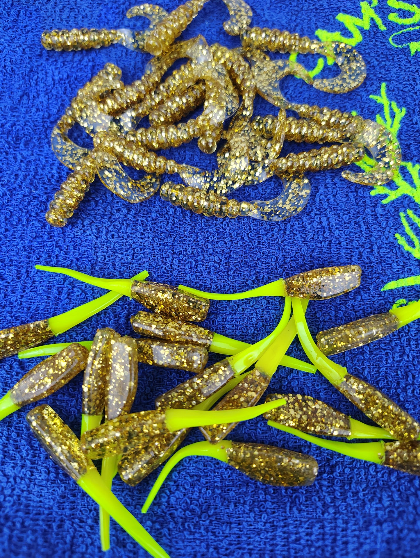 Cam's 2"(HOLOGRAM FLAKE) MR OCTOBER GOLD/GOLDFINGER 100pc (SPLIT SET) Curly Tail Crappie Soft Jigs [A Cam's Exclusive