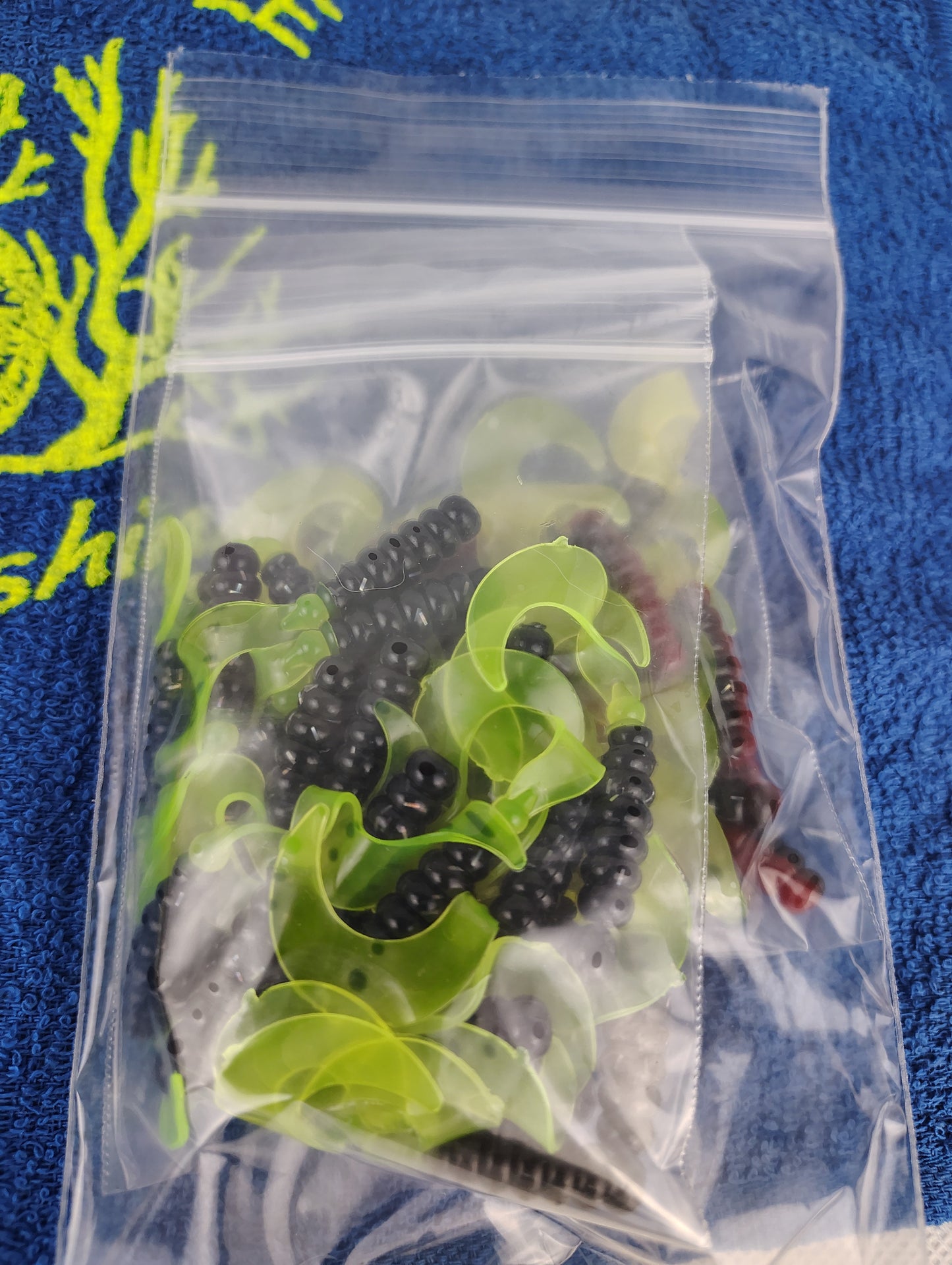 Cam's 2"(HOLOGRAM FLAKE) RED BLACK & CHARTREUSE/BLACK & CHARTREUSE 100pc (SPLIT SET) Curly Tail Crappie Soft Jigs [A Cam's Exclusive