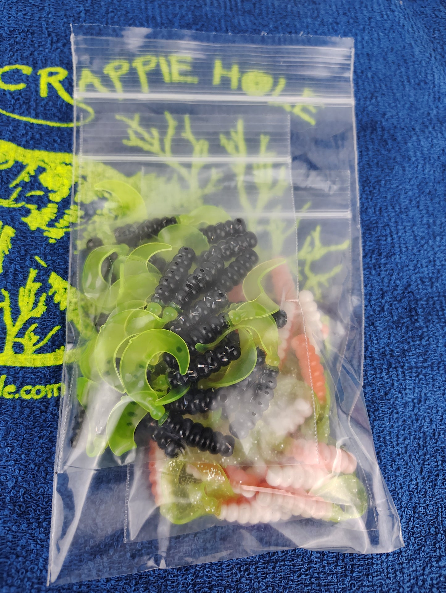 Cam's 2"(HOLOGRAM FLAKE) ORANGE CRUSH/BLACK & CHARTREUSE 100pc (SPLIT SET) Curly Tail Crappie Soft Jigs [A Cam's Exclusive