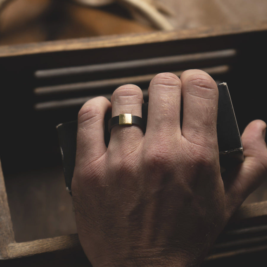 Gunmetal 7mm 14kt Yellow Gold Barrel Band