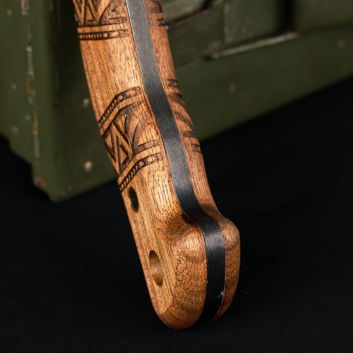 Compact tomahawk "NIKIDO" with engraved handle
